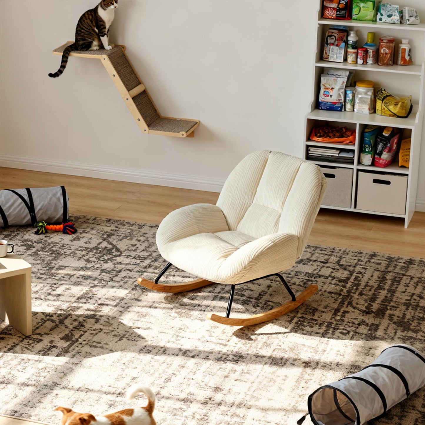 Silla Mecedora Tapizada de Pana Beige con Base de Madera y Metal