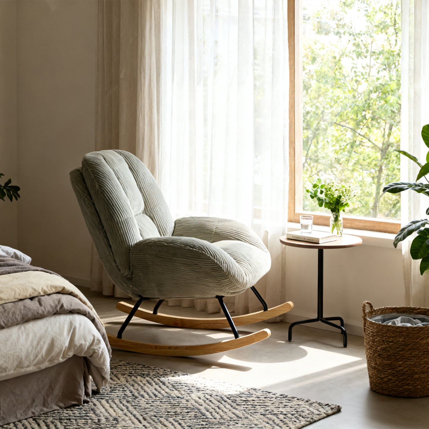 Silla Mecedora Tapizada de Pana Gris con Base de Madera y Metal